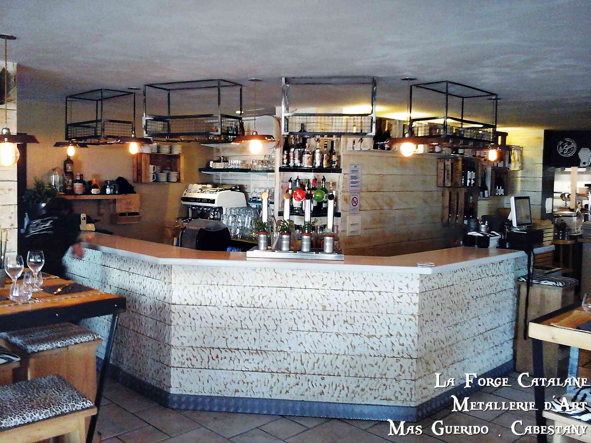 Range bouteille bar la siesta industriel forge catalane 3.jpg